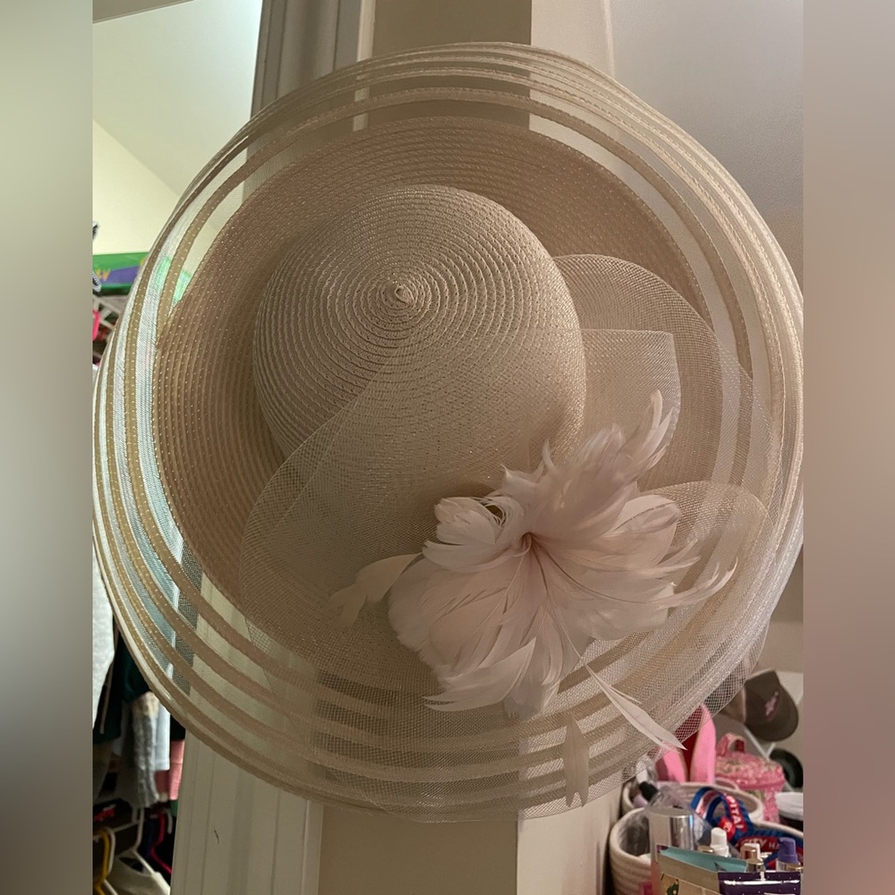 Pale pink flower hat. Great for Derby!